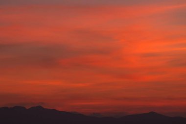    Dağlarda gün doğumu