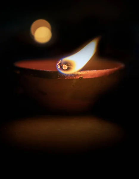 Diwali手工点燃粘土Diya 的近景 — 图库照片