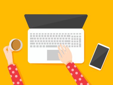Elleri kahve fincanı tutarken bilgisayar ve akıllı telefon, ev konseptinden çalışma, ev konseptinden çalışma, üst görünüm, vektör illüstrasyonundan çalışma 
