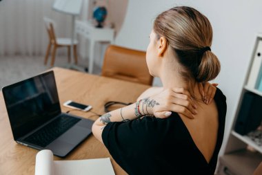 İş yerindeki aşırı çalışan iş kadınlarından bıkmış, boynunu tutuyor ve karantina krizinden sonra başarılı bir finansal strateji düşünüyor. Stres, gerginlik ve depresyon.