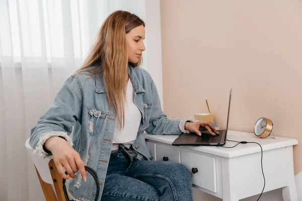 Mujer Joven Freelance Enfocada Sentada Mesa Casa Con Laptop Auriculares — Foto de Stock
