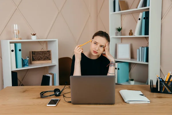 Cansada Mujer Negocios Con Exceso Trabajo Lugar Trabajo Oficina Sosteniendo — Foto de Stock