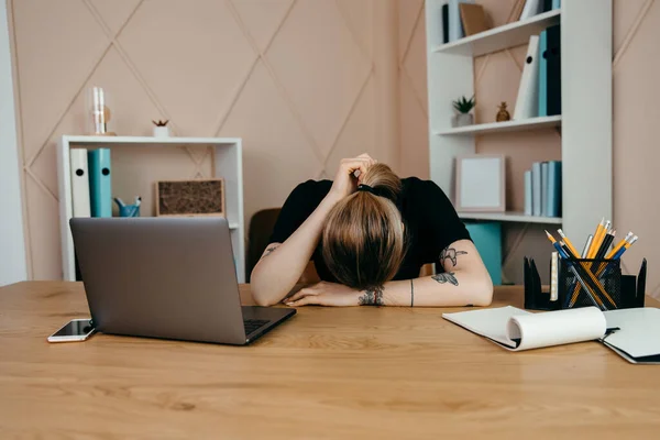 職場で働く働き過ぎの女性を疲れさせ 検疫危機後の財政戦略の成功について頭を悩ませます ストレス うつ病を感じます — ストック写真