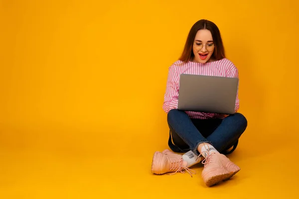 Mulher Bonita Elegante Camiseta Rosa Jeans Com Laptop Sentado Isolado — Fotografia de Stock