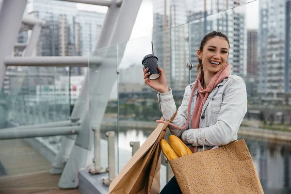 Sorridente Giovane Donna Possesso Tazza Caffè Piedi Con Sacchetto Carta — Foto Stock