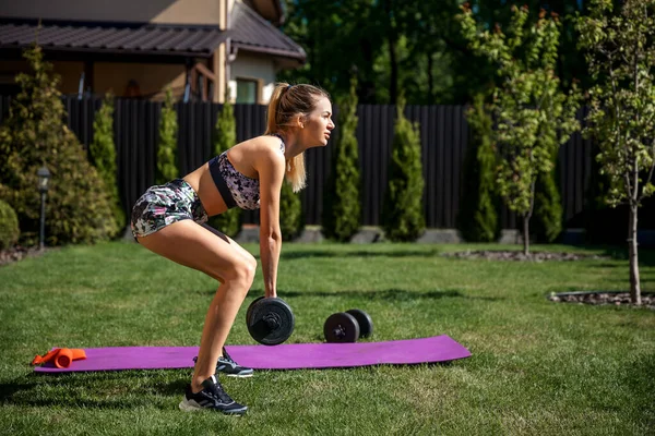 Mulher Muito Esportiva Shorts Fazendo Fitness Usar Grande Haltere Duro — Fotografia de Stock