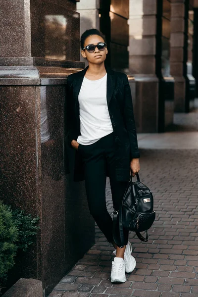 Jovem Mulher Negócios Afro Americana Elegante Jaqueta Ficar Cidade Segurar — Fotografia de Stock