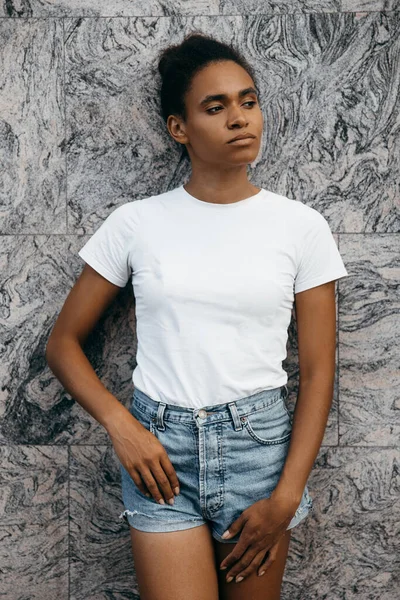 Portrét Atraktivní Afro Americké Ženy Šortkách Šortkách Šedém Pozadí — Stock fotografie