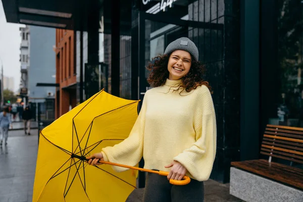 Очаровательная Молодая Кудрявая Женщина Использует Желтый Зонтик Улице Мегаполиса Дождливый — стоковое фото