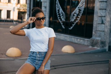 Genç, havalı Afrikalı deri modelleri sokakta poz veriyor..