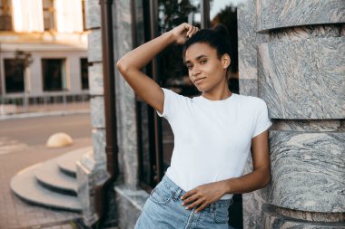 Genç, havalı Afrikalı deri modelleri sokakta poz veriyor..