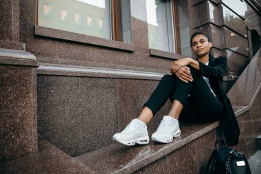 Takım elbiseli güzel Afro-Amerikan kadının yakın portresi..