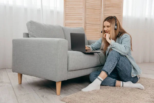 Sonriente Joven Adolescente Usar Auriculares Videollamadas Ordenador Portátil Mujer Feliz — Foto de Stock