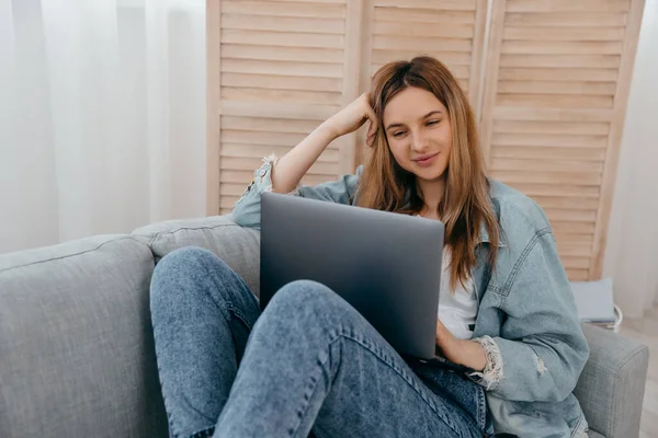 Sonriente Joven Adolescente Usar Auriculares Videollamadas Ordenador Portátil Mujer Feliz — Foto de Stock