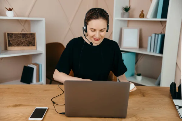 Sonriente Mujer Negocios Feliz Los Auriculares Sienta Escritorio Mira Pantalla — Foto de Stock