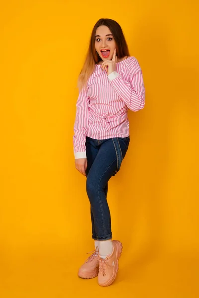 Radostná Mladá Žena Stylové Růžové Tričko Pobyt Izolované Přes Žluté — Stock fotografie