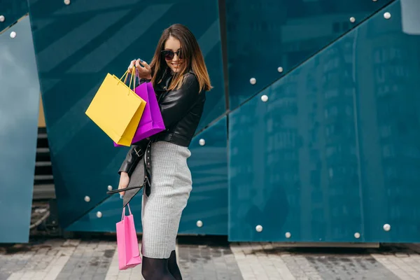 Felice Donna Bruna Con Sacchetti Carta Colorati Posa Centro Commerciale — Foto Stock