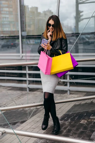 Felice Donna Magra Stare Vicino Centro Commerciale Con Sacchetti Carta — Foto Stock