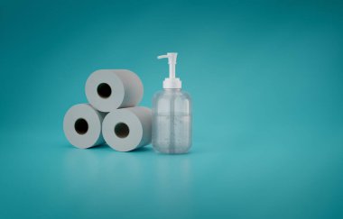 Hijyenik Tuvalet Kağıdı Rolls ve Antiseptik Temizleyici Jel, Ön Görünüm, Turkuaz Arkaplan, 3D İllüstrasyon, Metin İçin Yer
