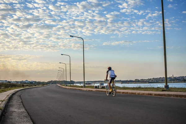 Homem Andando Bicicleta Uma Rua Costa Rio — Fotografia de Stock