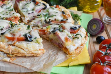 Farklı dolgulu poğaçalı pizza..