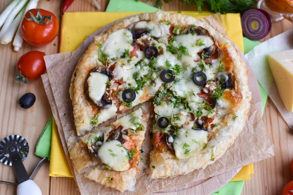 Blätterteigpizza Mit Verschiedenen Füllungen — Stockfoto