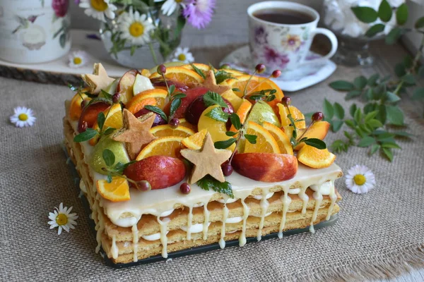 Offener Honigkuchen Mit Schokoladenglasur Beeren Und Früchten — Stockfoto