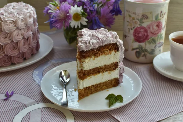 Vogelmilchkuchen Mit Proteincreme Dekoriert — Stockfoto