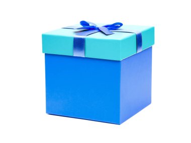 Şerit yay ile mavi hediye kutusu. Tatil hediyesi. Beyaz arka plan üzerinde izole