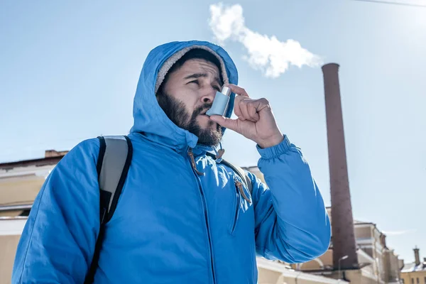 Retrato Homem Jovem Usando Inalador Asma Livre Com Chaminé Fábrica — Fotografia de Stock