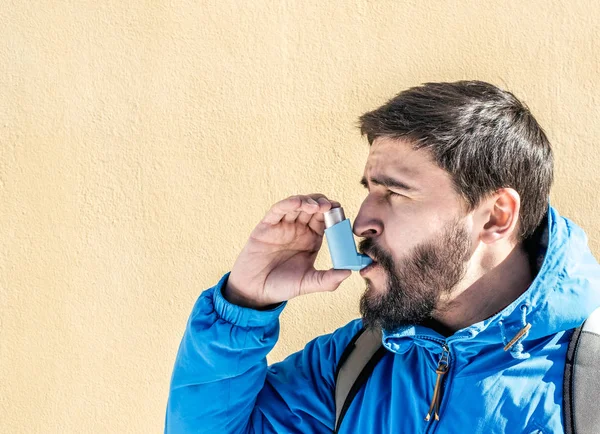 Retrato Hombre Joven Usando Inhalador Asma Aire Libre — Foto de Stock