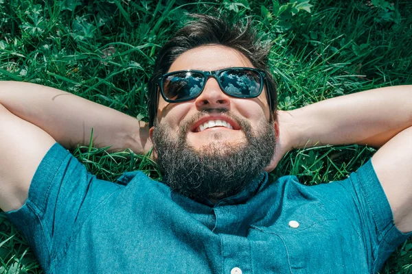 Портрет Молодого Счастливого Человека Отдыхающего Траве Руками Головой — стоковое фото