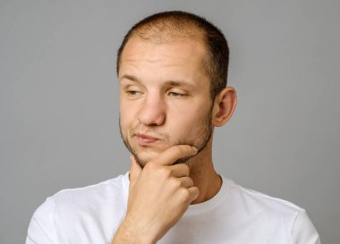 Gri sakallı mutsuz yakışıklı adam portresi