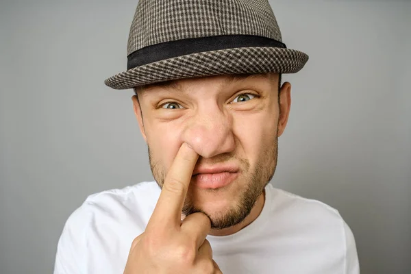 Mann Rümpft Die Nase Das Emotionale Porträt Eines Mannes Mit — Stockfoto