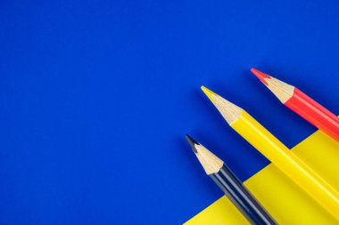 Kalem mavi renkte, düz sarı ve kırmızı renk kağıtları geometri kompozisyon arka plan