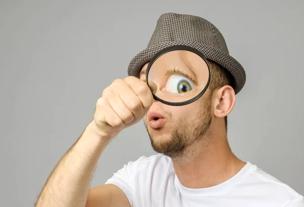 Astonished Man Looking Magnifying Glass Gray Background — Stock Photo, Image