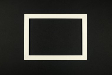 Soyut boş resim çerçevesi düz dokulu pastel renkli kağıt arka plan üzerinde yatıyordu. Minimalist resim çerçeve mockup