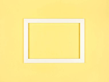 Soyut boş resim çerçevesi düz dokulu pastel renkli kağıt arka plan üzerinde yatıyordu. Minimalist resim çerçeve mockup