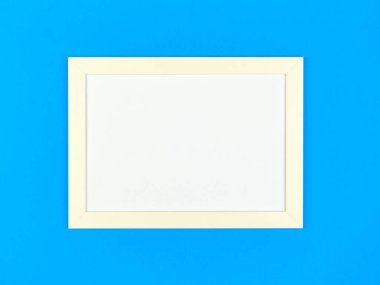 Boş resim çerçevesi dokulu pastel renkli arka plan üzerinde. Soyut minimalist kompozisyon
