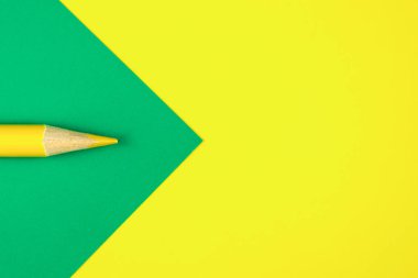 Renk kağıtları geometri düz kompozisyon arka plan üzerinde renkli sarı kalem