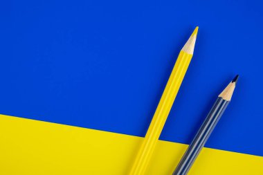 Yaratıcı düz tasarım boya kalemi yatıyordu. Renkli kalemler, renkli kağıtlara. Minimalist kompozisyon