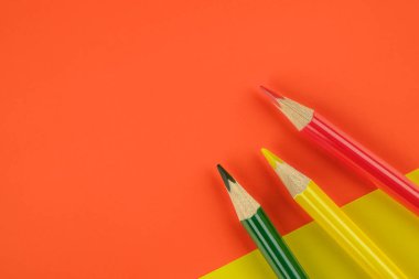 Kalem yeşil renkli, düz sarı ve kırmızı renk kağıtları geometri kompozisyon arka plan