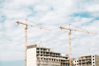 Multiroom binanın yüksek kat ev yaşadığı. Bir inşaat sitesinde Vinçler