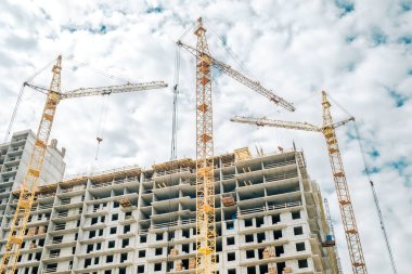 Multiroom binanın yüksek kat ev yaşadığı. Bir inşaat sitesinde Vinçler