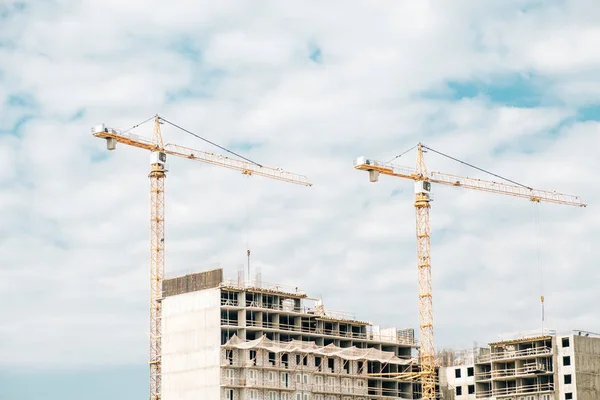 Multiroom binanın yüksek kat ev yaşadığı. Bir inşaat sitesinde Vinçler