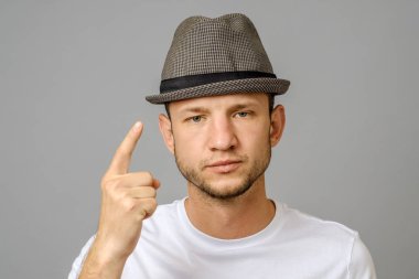 Onun parmağı ile savunur. Dikkat sembolü. Uyanık olmak