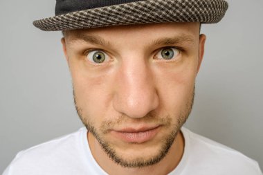 Gri sakallı mutsuz yakışıklı adam portresi