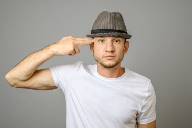 Genç adam intihar jest ve kendini öldürecek Parmakları ile çekim panik içinde mutsuz adam