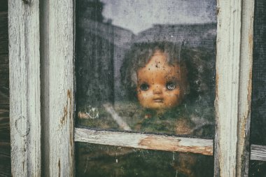 Mistik bebek gülümseyen hayalet. Gözleri olmadan korkunç korku plastik bebek