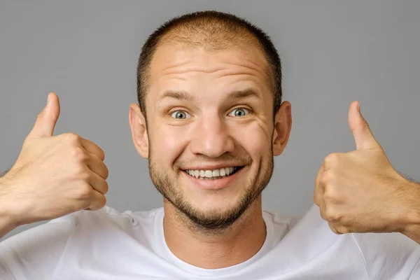 Retrato Del Hombre Sonriendo Mostrando Dos Pulgares Hacia Arriba Sobre —  Fotos de Stock